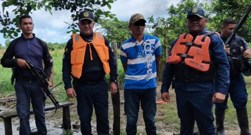 Detuvieron a hombre que asesinó a machetazos a su expareja y sus dos hijastros en Apure