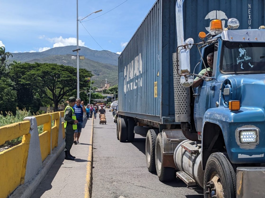 Se mantiene retenido el transporte de carga en la frontera entre Colombia y Venezuela