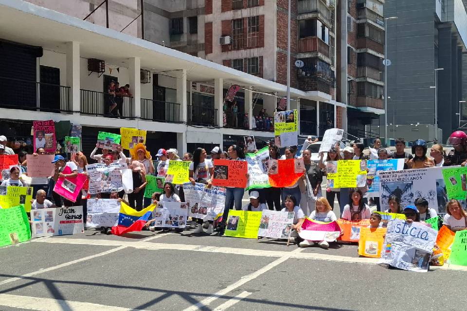 Venezolanos deportados a El Salvador siguen «totalmente aislados», dicen familiares