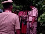 «Eran muy felices»: una madre rusa defiende su decisión de vivir con sus dos hijas en una remota cueva de la India