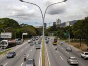 Mujer murió arrollada en autopista de Caracas cuando hacía labores de limpieza, hay un herido