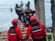 VIDEO SENSIBLE: Trabajador se electrocutó en lo alto de un poste, un compañero intentó ayudarlo y todo terminó en tragedia