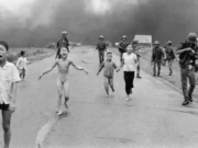 ¿Quién tomó realmente la foto de la niña del napalm, una de las imágenes más famosas de la historia?