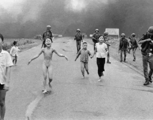 ¿Quién tomó realmente la foto de la niña del napalm, una de las imágenes más famosas de la historia?