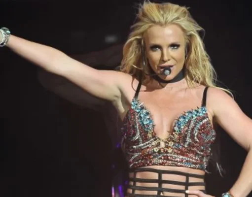 ¿La nueva Britney Spears? Todo sobre la artista pop que despierta las comparaciones