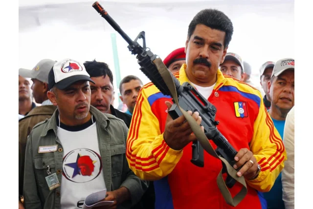 Maduro-con-fusil-en-mano