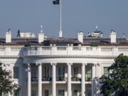 Trump firma orden ejecutiva para proteger activos petroleros de Venezuela