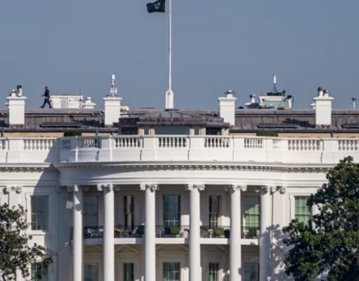 Trump firma orden ejecutiva para proteger activos petroleros de Venezuela