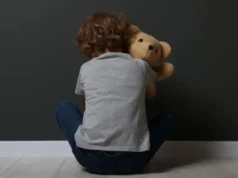 Tras las rejas por golpear y lesionar a sus dos hijos pequeños: la suegra hizo la denuncia