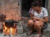 «Cocinamos con carbón y leña para 3 familias del barrio»: cómo viven los cubanos el mayor racionamiento de combustible en décadas y en qué se parece al Periodo Especial