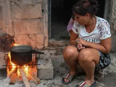 «Cocinamos con carbón y leña para 3 familias del barrio»: cómo viven los cubanos el mayor racionamiento de combustible en décadas y en qué se parece al Periodo Especial