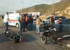Tragedia en autopista deja cuatro fallecidos tras volcar un expreso Caracas-San Felipe