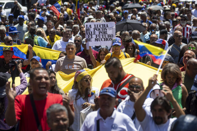 Trabajadores venezolanos protestan por salarios y convocan marcha a sede del Ejecutivo