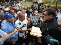 Trabajadores entregaron petición a Embajada de EEUU para mediar por mejores salarios