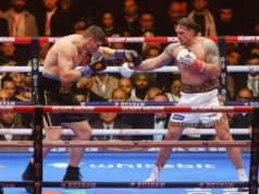 Oleksandr Usyk retuvo sus títulos mundiales