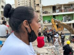 “La mamá que no quiere irse”: Mari Delgado lleva cinco días sobre ruinas en Catia La Mar
