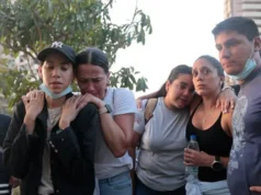 «Hay olor… ya se están sintiendo los fallecidos»: la desolación en La Guaira mientras esperan más ayuda en medio de la devastación