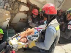 Milagro en Catia La Mar: Bomberos de Caracas rescatan a madre y bebé de 10 meses con vida (+Video)