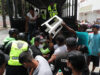 Tensión y protestas en La Guaira entre los desalojados por los terremotos de Venezuela (FOTOS)