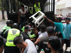 Tensión y protestas en La Guaira entre los desalojados por los terremotos de Venezuela (FOTOS)