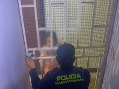 Rescatan niña de 7 años que estaba sola en una casa en Colombia y pidió ayuda con mensajes en papel