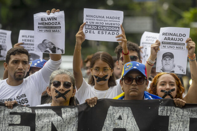 Familias marchan en silencio en Caracas para pedir justicia por muerte de presos políticos