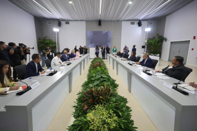 Reunión entre los miembros de la Asamblea de Venezuela 2015 e integrantes actuales