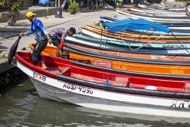 Pescadores y comerciantes, en la lucha por su sustento diario tras los sismos en Venezuela