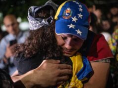 Exiliados vuelven a Venezuela en medio de una apertura política limitada y bajo presión de Trump