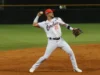 Gabriel González da el batazo oportuno para la victoria de Caribes