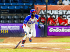 Tiburones supera a Águilas en el Estadio Universitario