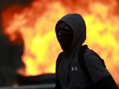 «No hay lugar para la violencia»: edificios en llamas, saqueos y más de 1.200 detenidos en multitudinarias protestas en Francia con acusaciones cruzadas entre el gobierno y la izquierda