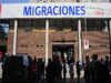 Chile aprueba ley para expulsión de inmigrantes irregulares: policía podrá entrar a casas