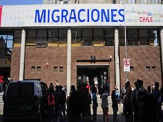 Chile aprueba ley para expulsión de inmigrantes irregulares: policía podrá entrar a casas
